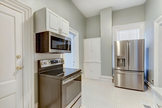 Building Photo - Large Two Bedroom Apartment - Lots of Hist...