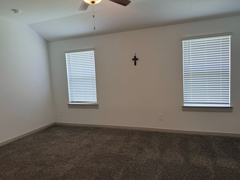 Building Photo - 9834 Palm Royal Dr