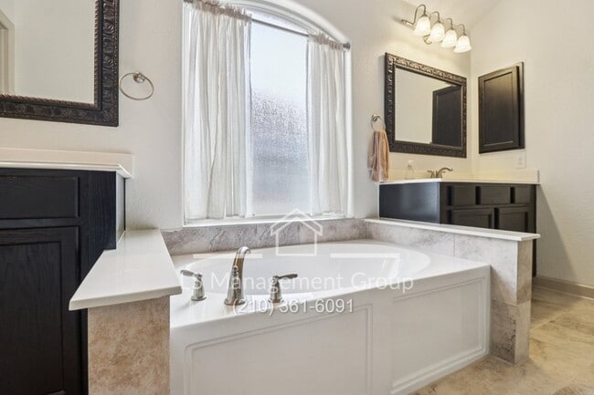 Building Photo - 1041 Water Oak