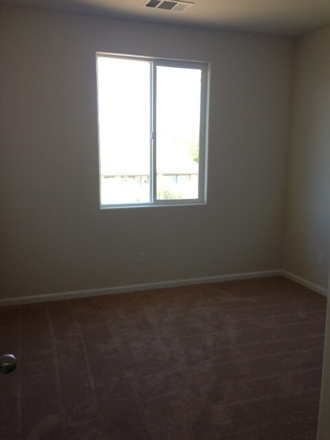 Building Photo - STUNNING 5 BEDROOM, 3 BATHROOM HOME WITH UPDATED KITCHEN AND BATHS! STAINLESS APPLIANCES AND GRAN...