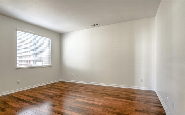 Master Suite - 2835 Maricopa St