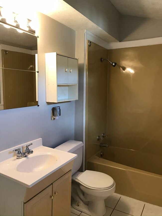 Building Photo - Cute 2 Bedroom / 1.5 Bath home in Penn Tra...