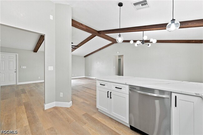 Building Photo - 903 SE 20th Ct
