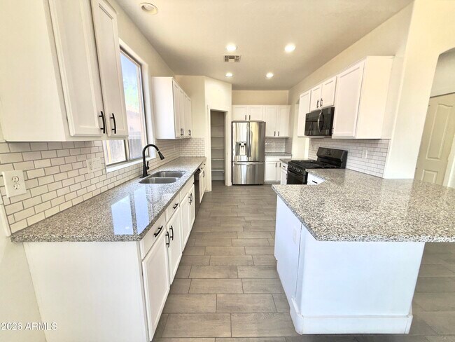 Building Photo - 7116 W Sophie Ln