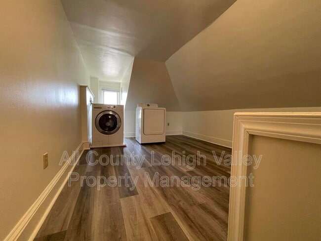 Building Photo - 410 4th Ave