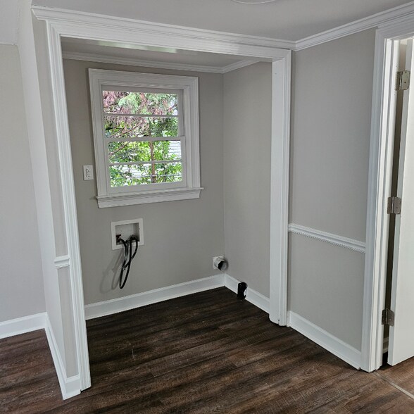 Building Photo - 1335 Victory St