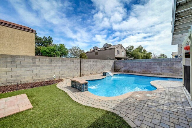 Building Photo - 3 bedroom home with pool!!