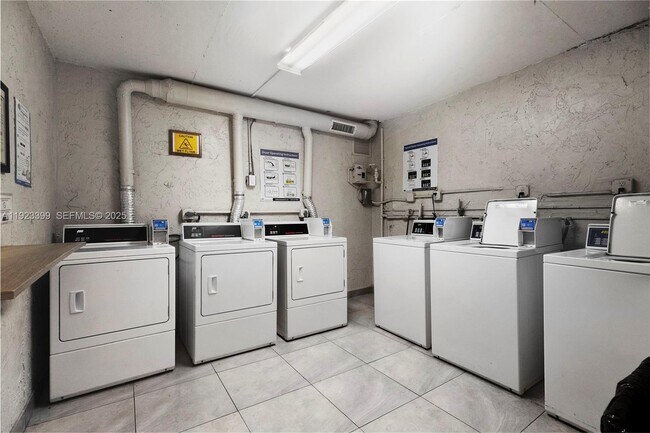 Building Photo - 5201 Geneva Ct