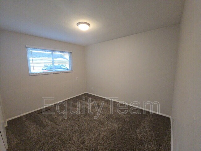 Building Photo - 204 N 10th St