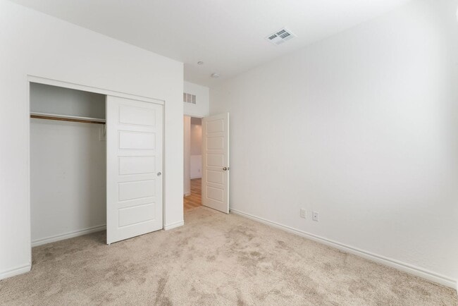 Building Photo - Bright Townhome in Gated Community!