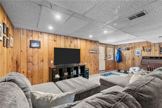 Building Photo - 60 Knollwood Cir