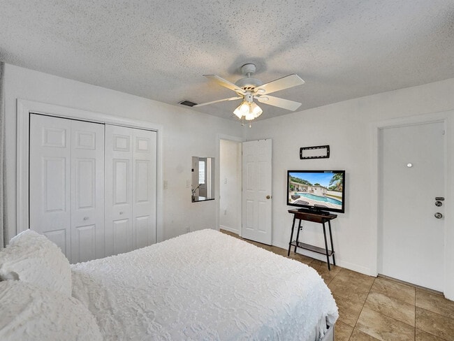 Building Photo - 4960 SW 89th Ave