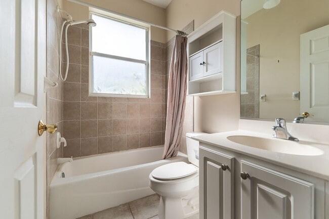 Building Photo - 3-Bed 2-Bath Unfurnished Pool Home - Greenfield Plantation