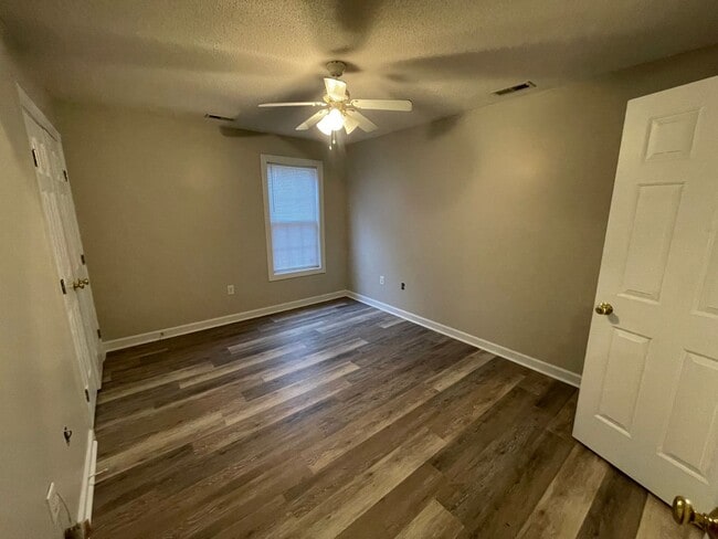 Building Photo - 2416 Winding Creek Dr SW