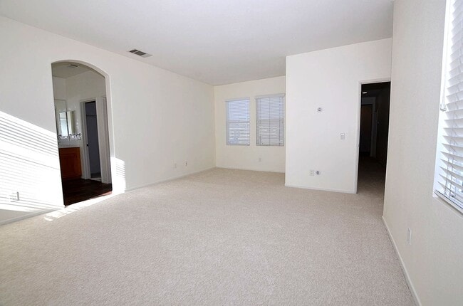 Building Photo - 4Br/3-1/2 bathroom Home