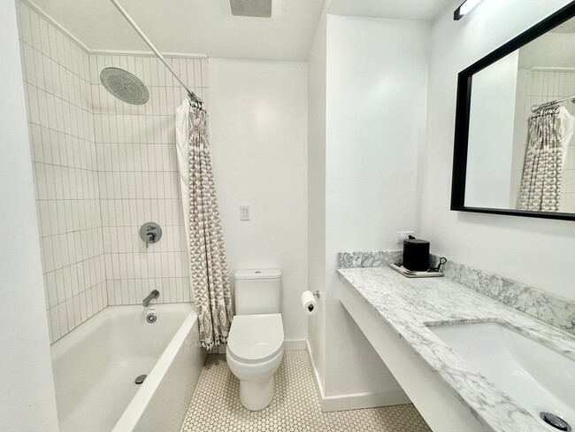 Building Photo - Stunning Sun Valley Home