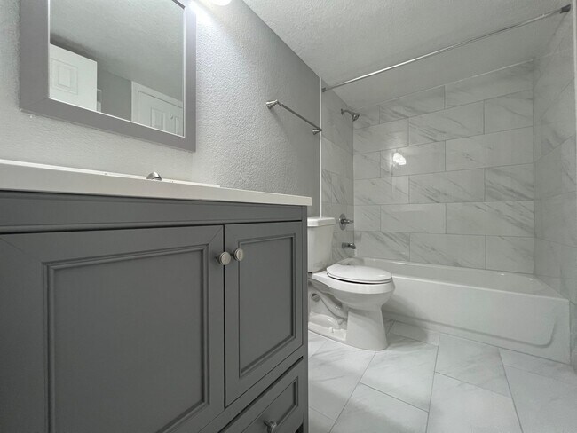 Building Photo - Newly Renovated 2/1 Condo ~ Gated Community near Tuskawilla!