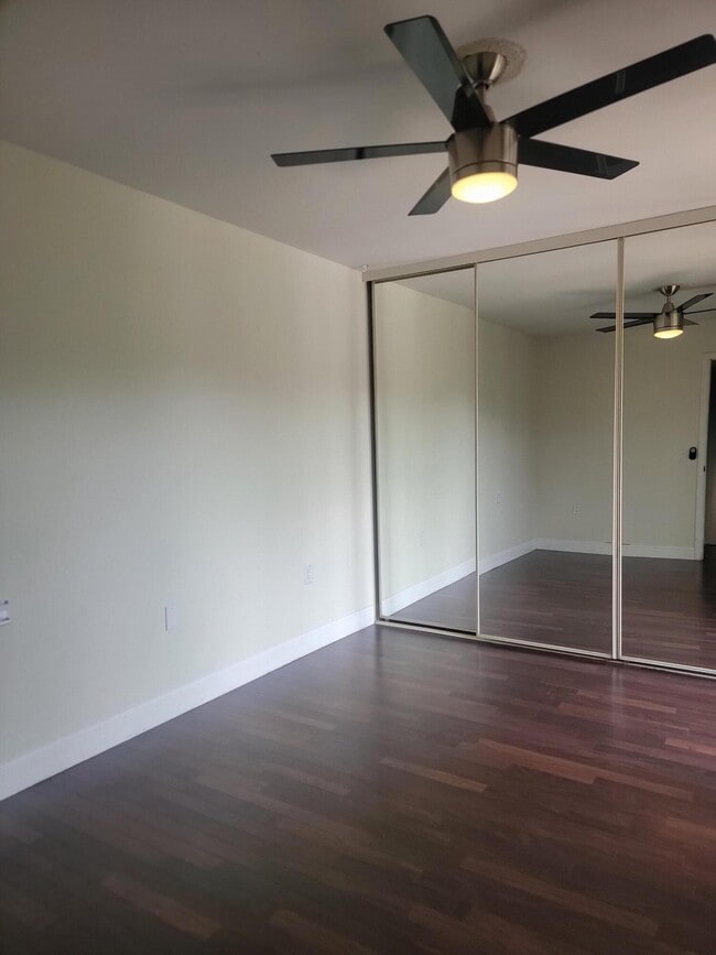 Building Photo - 727 7th Way