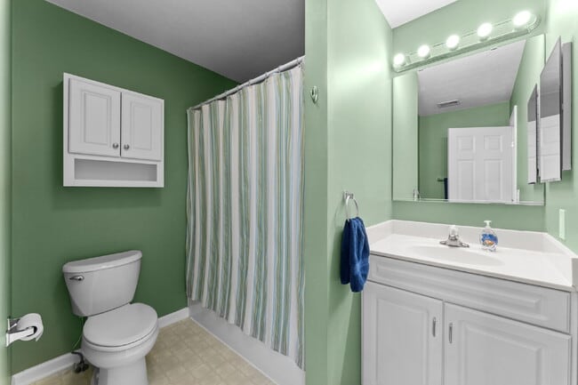 Building Photo - Welcome home to this well-maintained 4-bed...