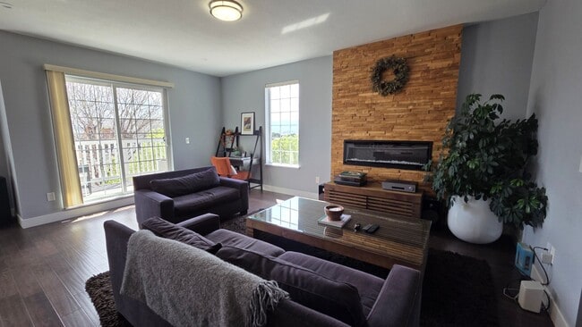 Building Photo - Modern 4 Bedroom 5 Bath Townhome - With Lots of Natural Light and Great Views!