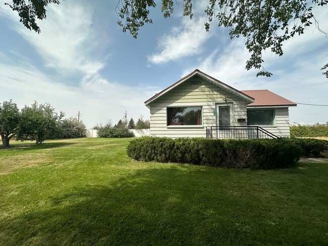 Primary Photo - Super Cute 2 Bedroom, 1 Bathroom Country Home