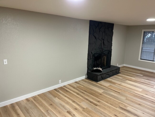 Building Photo - Lovely South Hills home, 4BD/3BA, Available early June!