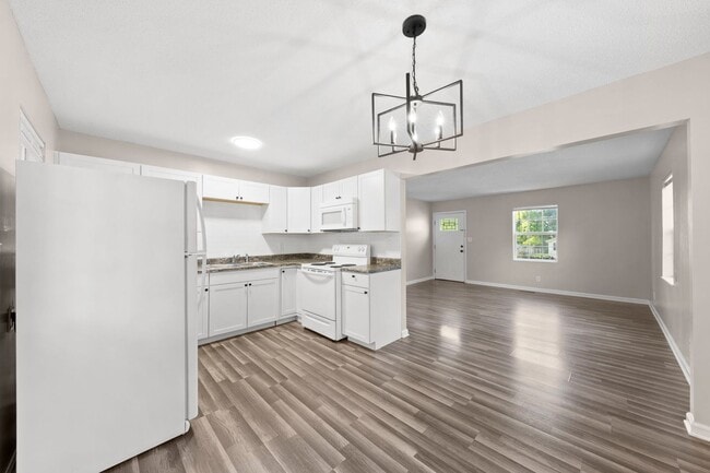Building Photo - Charming Renovated 2 Bedroom Home with Spacious Yard & Updated Interior