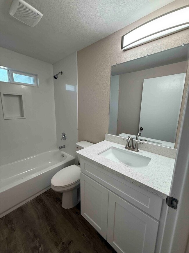 Building Photo - 3 Bed Home