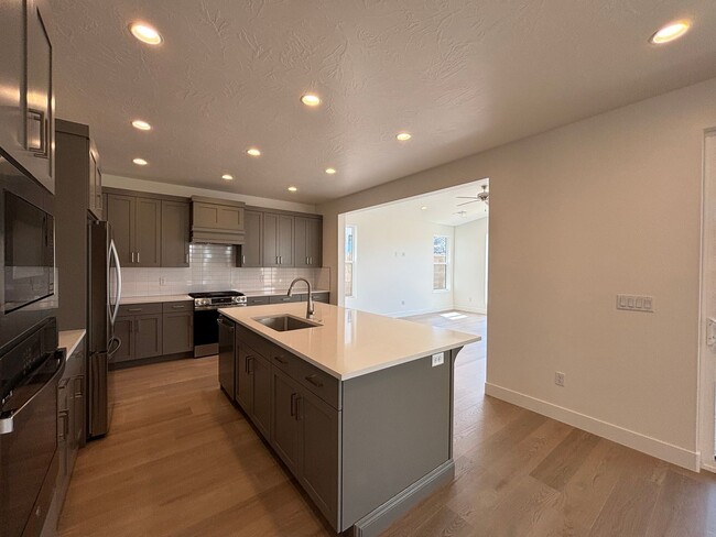 Building Photo - BRAND NEW 4 BEDROOM HOME OR RENT!