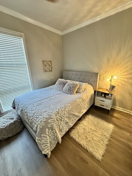 Building Photo - 600 13th St E