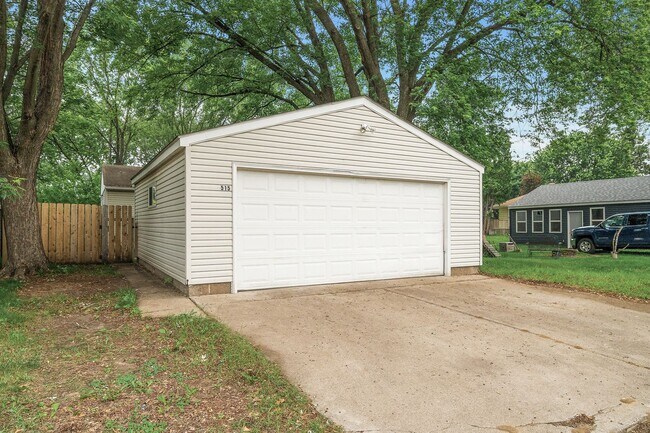 Building Photo - Gorgeous 4BR/2BA Home with Finished Lower ...