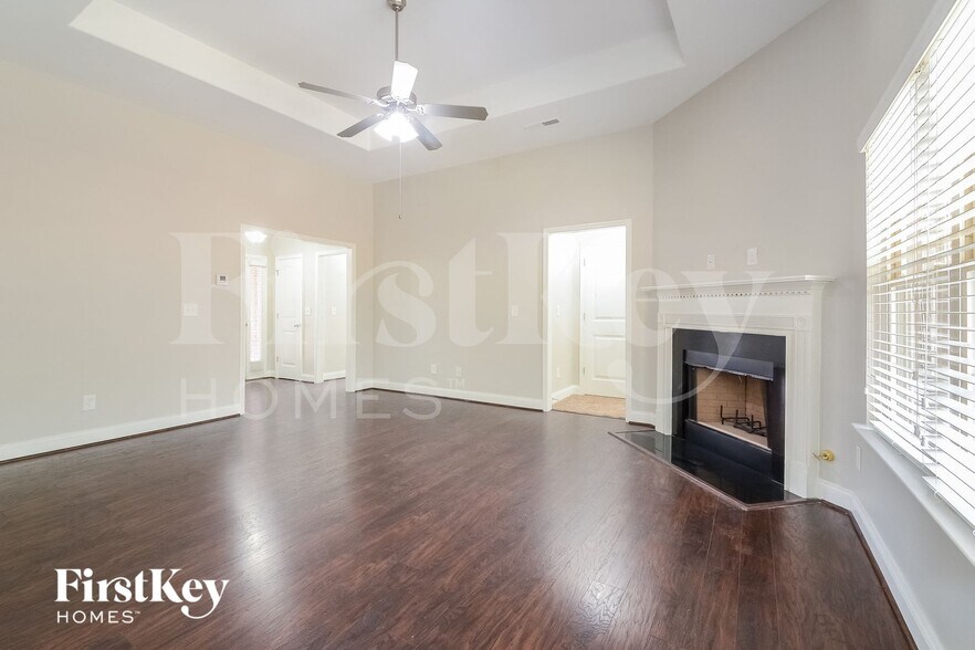 Building Photo - 460 River Crest Dr N