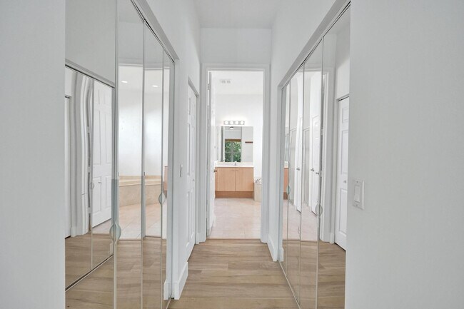 Building Photo - 118 NW Pleasant Grove Way