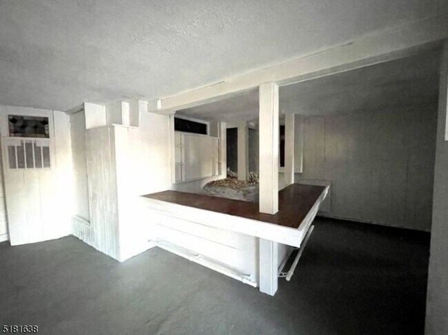 Building Photo - 136 Cedar Lake Rd W