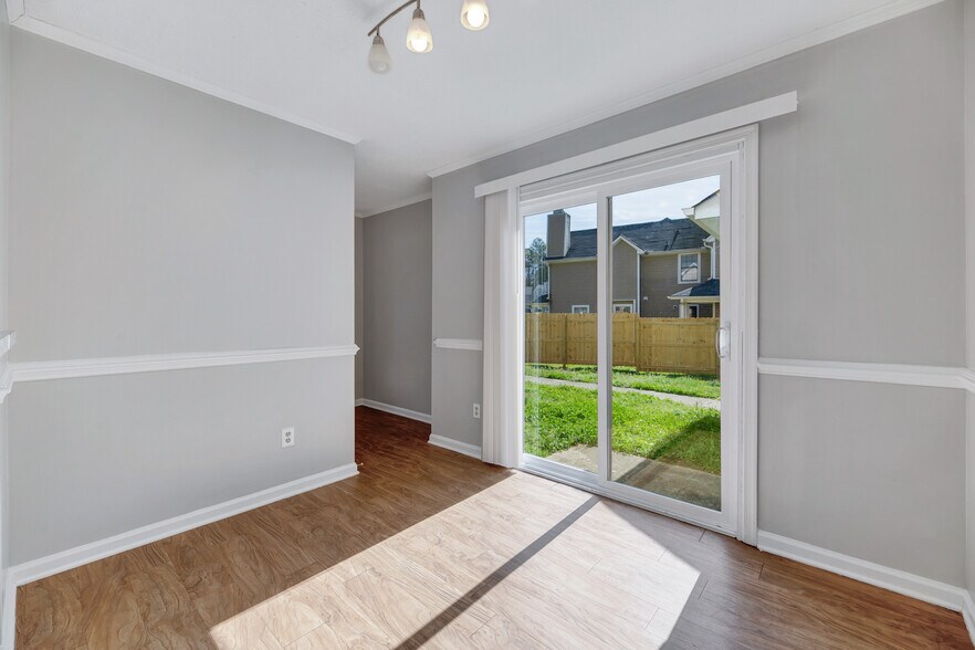 Dining room leads out to a nice yard - 4304 Presley Ct