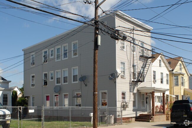 Building Photo - 31 Robert St