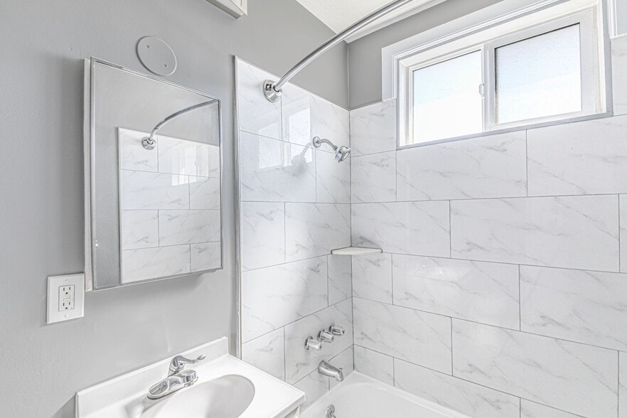 Building Photo - 210 E 29th St