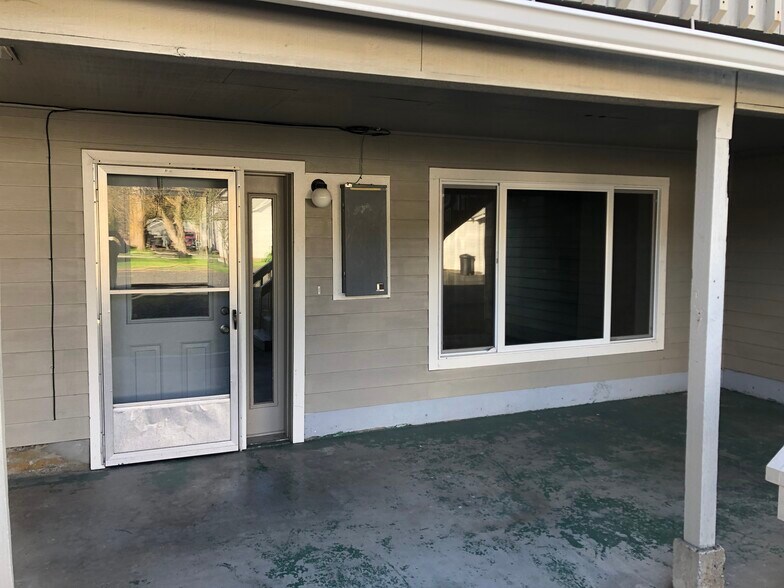 Building Photo - 1804 N Oak St