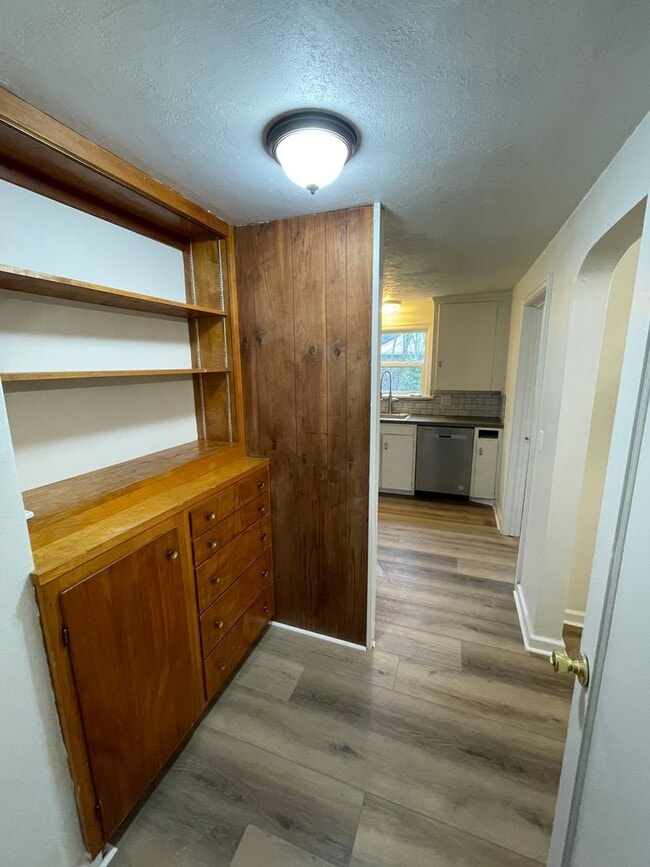 Building Photo - 3 Bedroom - 1 Bath Single Family  Home- AV...