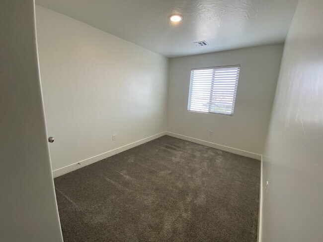 Building Photo - "Spacious 4-Bedroom Townhouse Retreat on S...