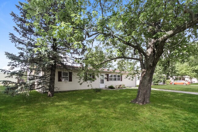 Building Photo - One Month Free Rent!! You're going to love...