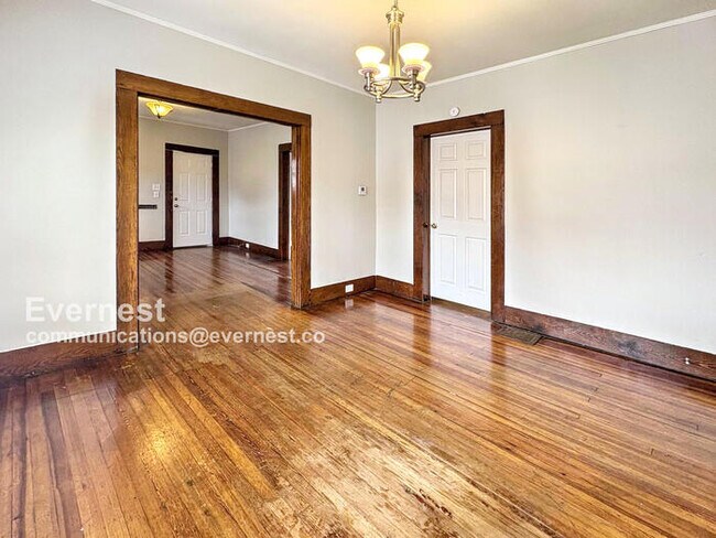Building Photo - 525 53rd St Ens