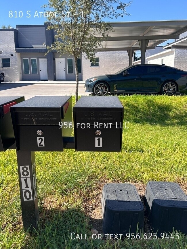 Building Photo - 810 S Athol St