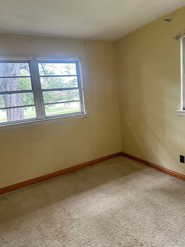 Building Photo - 303 Kansas Ave