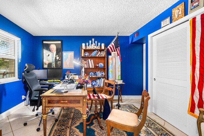 Building Photo - 374 Golfview Rd