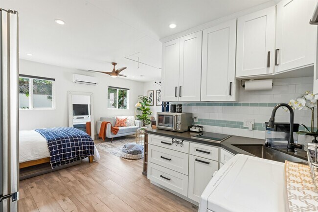 Building Photo - 4867 Revlon Dr
