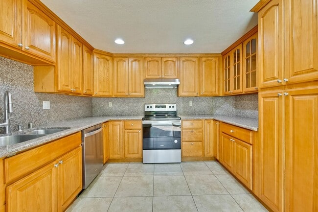 Building Photo - Hardwood Floors- A/C- Full Bedroom and Bath on First Floor: Fresh Paint