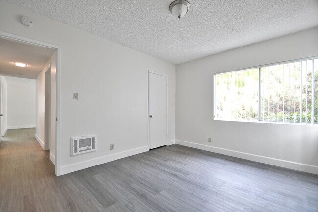 Building Photo - Charming Updated 3 Bedroom Home