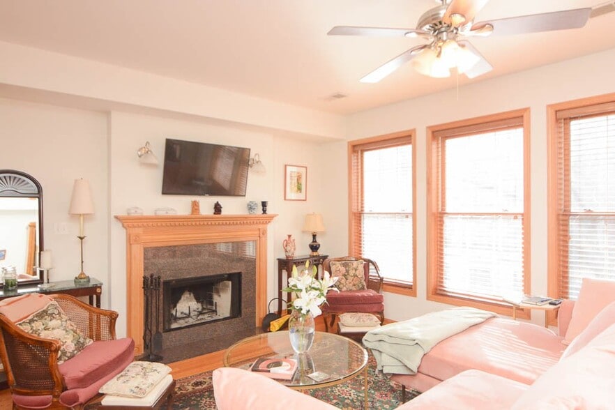 Building Photo - 934 W Leland Ave