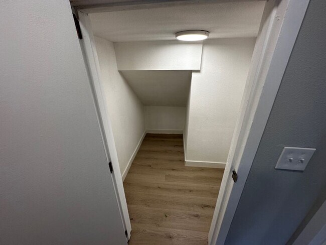 Building Photo - Charming Two Bedroom Pet Friendly Home in ...